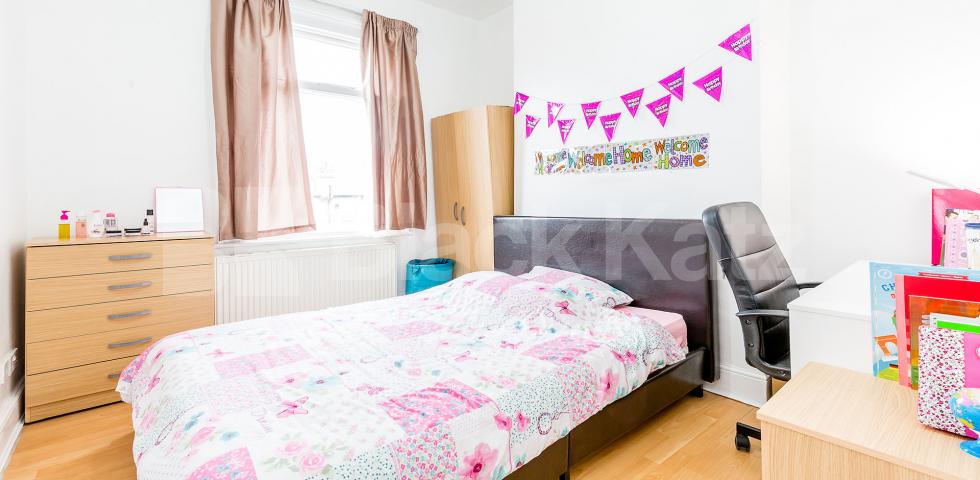 			5 Bedroom, 1 bath, 1 reception Terraced House			 Tottenhall Rd, Palmers Green