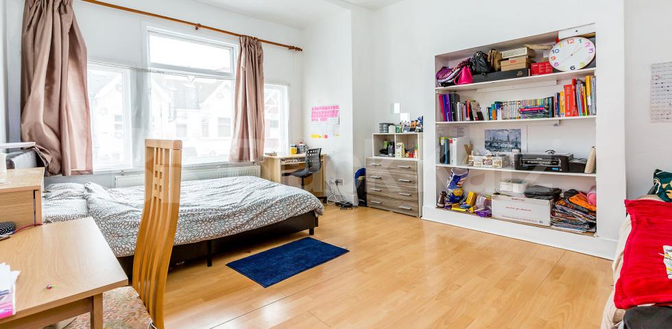 			5 Bedroom, 1 bath, 1 reception Terraced House			 Tottenhall Rd, Palmers Green