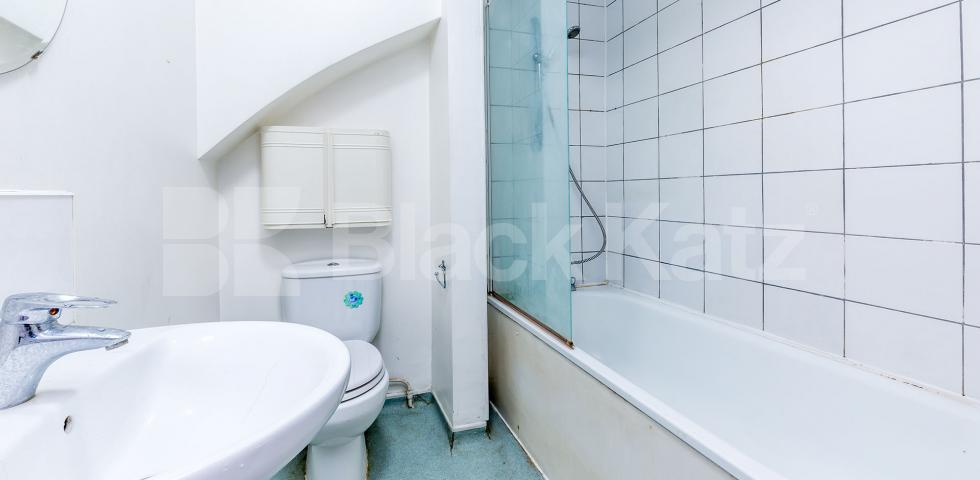 			LARGE 3/4 BED PERFECT FOR STUDENTS, 4 Bedroom, 1 bath, 1 reception Flat			 Copenhagen Street, KING'S CROSS-ISLINGTON-ANGEL