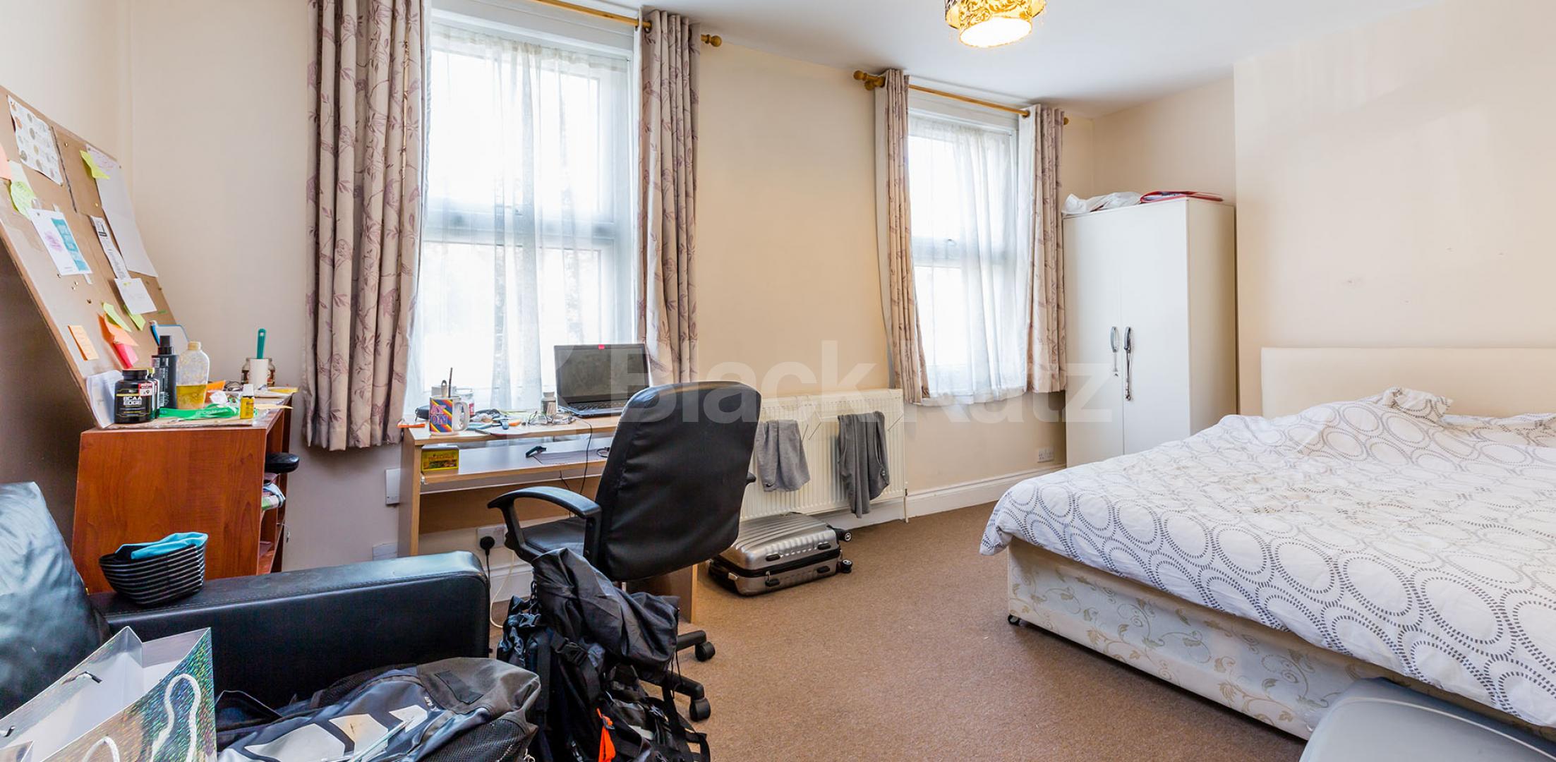 			LARGE 3/4 BED PERFECT FOR STUDENTS, 4 Bedroom, 1 bath, 1 reception Flat			 Copenhagen Street, KING'S CROSS-ISLINGTON-ANGEL