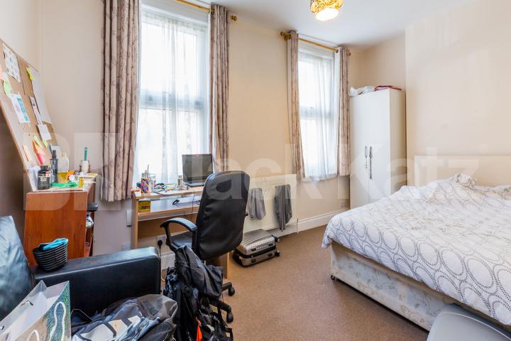 Arrange over 2 floors a recently painted and bright and airy 4 bedroom property Essex Road, Islington