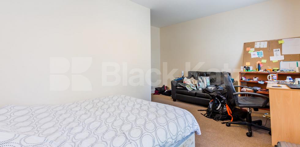 			LARGE 3/4 BED PERFECT FOR STUDENTS, 4 Bedroom, 1 bath, 1 reception Flat			 Copenhagen Street, KING'S CROSS-ISLINGTON-ANGEL