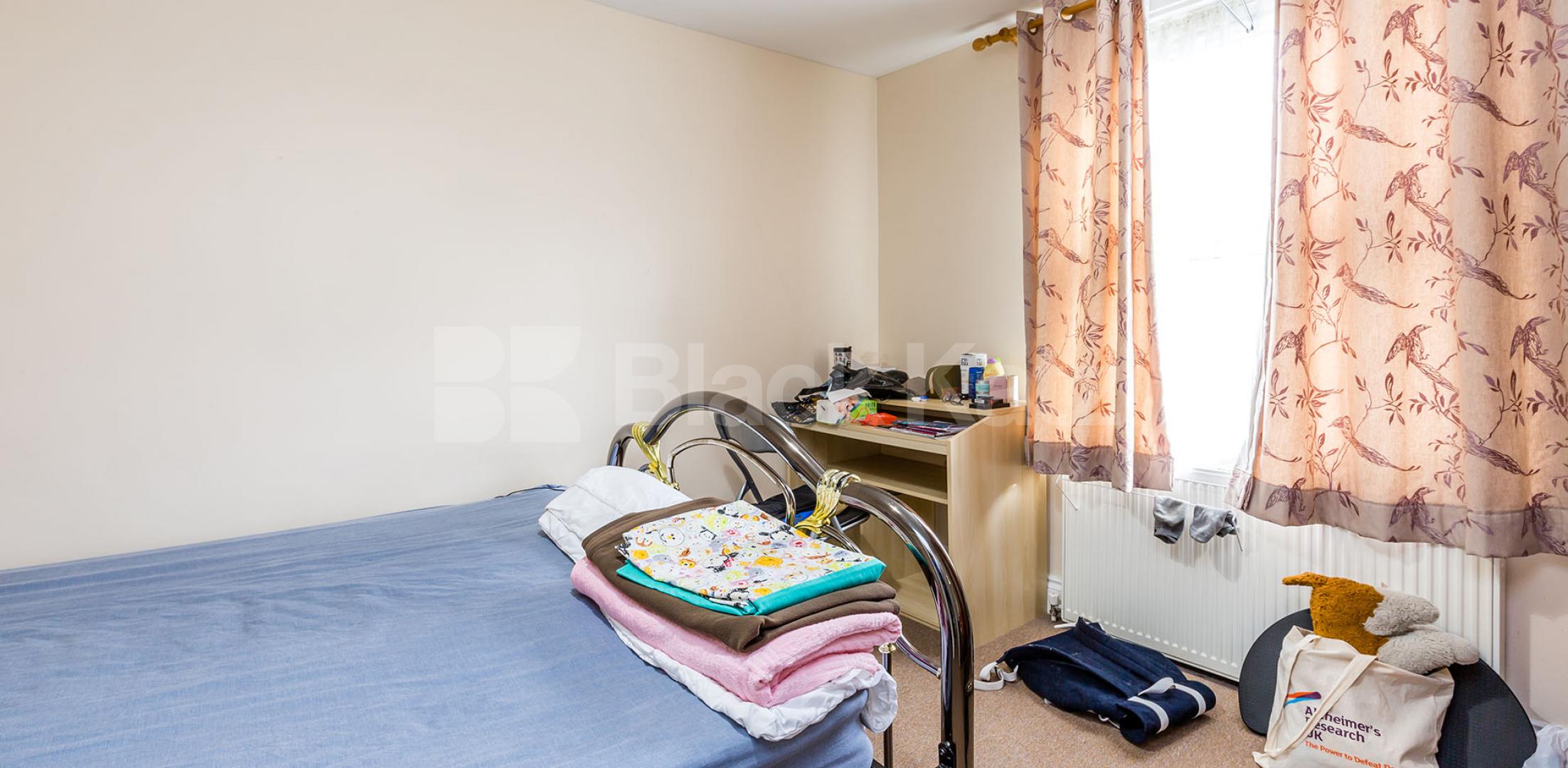 			LARGE 3/4 BED PERFECT FOR STUDENTS, 4 Bedroom, 1 bath, 1 reception Flat			 Copenhagen Street, KING'S CROSS-ISLINGTON-ANGEL