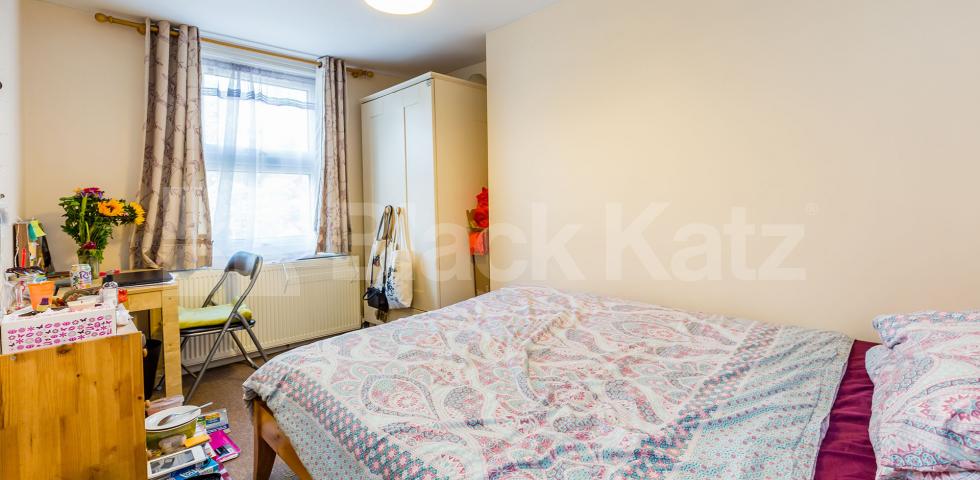 			LARGE 3/4 BED PERFECT FOR STUDENTS, 4 Bedroom, 1 bath, 1 reception Flat			 Copenhagen Street, KING'S CROSS-ISLINGTON-ANGEL