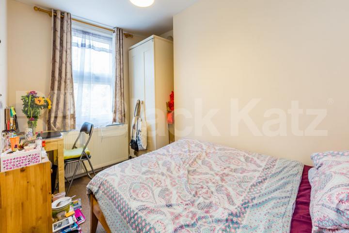 Arrange over 2 floors a recently painted and bright and airy 4 bedroom property Essex Road, Islington