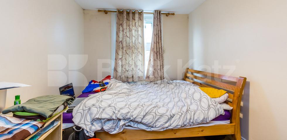 			LARGE 3/4 BED PERFECT FOR STUDENTS, 4 Bedroom, 1 bath, 1 reception Flat			 Copenhagen Street, KING'S CROSS-ISLINGTON-ANGEL