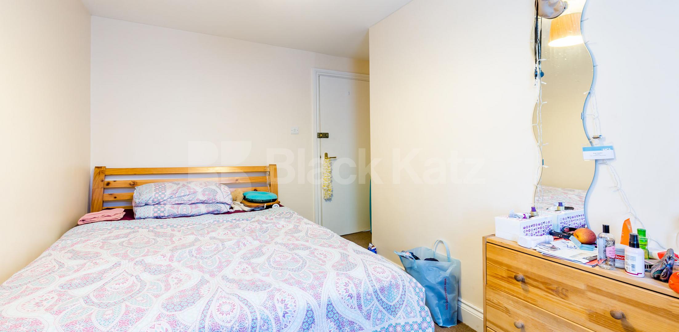 			LARGE 3/4 BED PERFECT FOR STUDENTS, 4 Bedroom, 1 bath, 1 reception Flat			 Copenhagen Street, KING'S CROSS-ISLINGTON-ANGEL