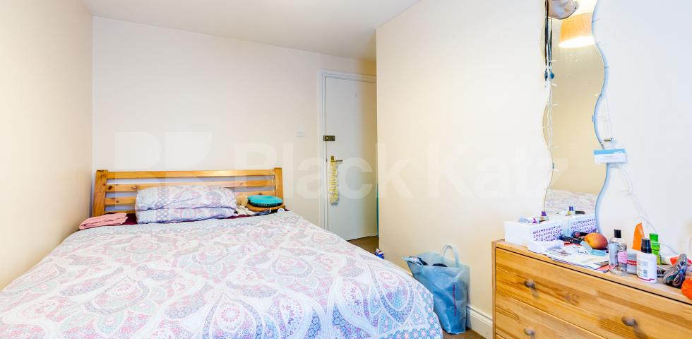 			LARGE 3/4 BED PERFECT FOR STUDENTS, 4 Bedroom, 1 bath, 1 reception Flat			 Copenhagen Street, KING'S CROSS-ISLINGTON-ANGEL