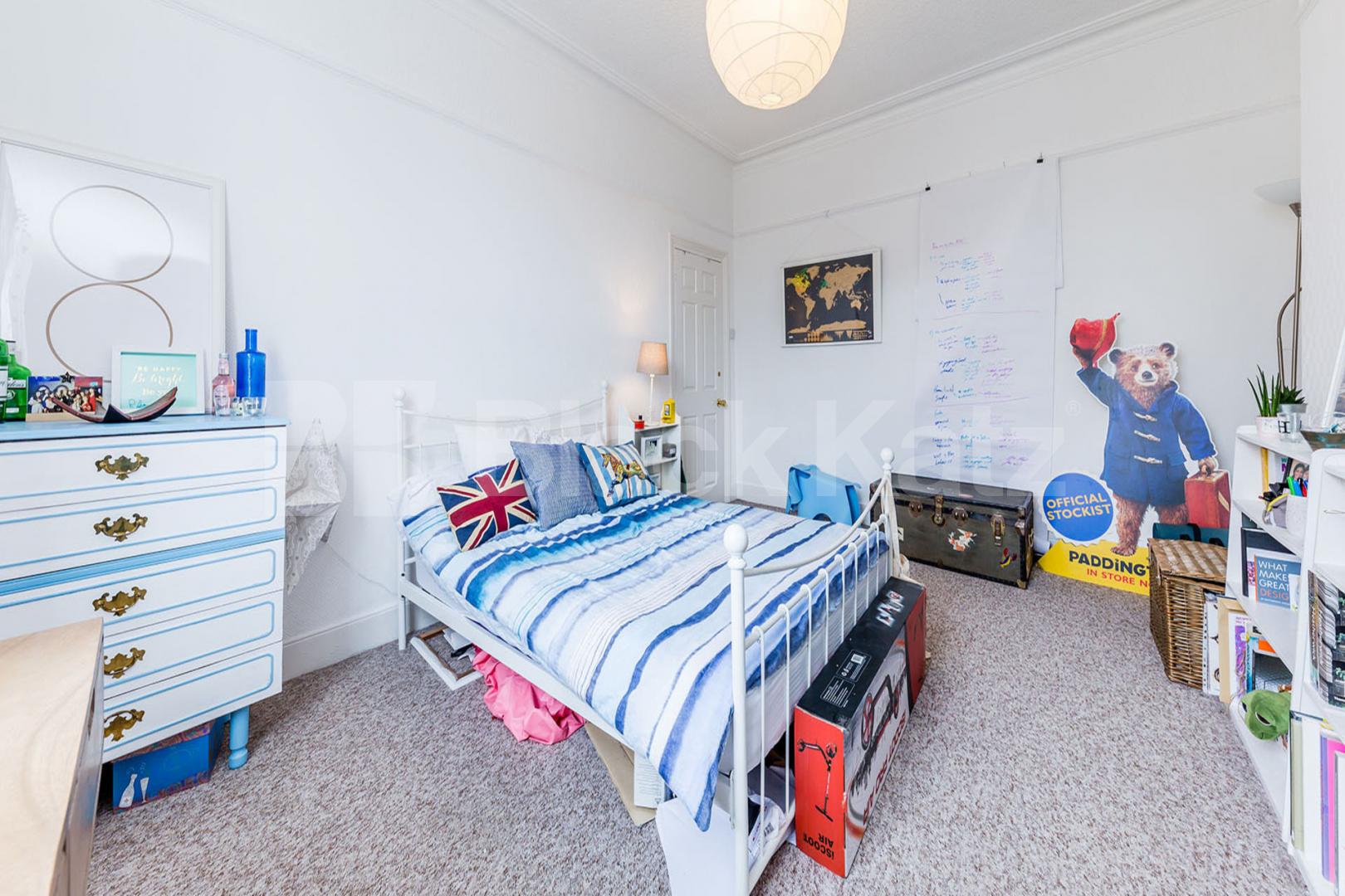 Arrange over 2 floors a recently painted and bright and airy 4 bedroom property Essex Road, Islington