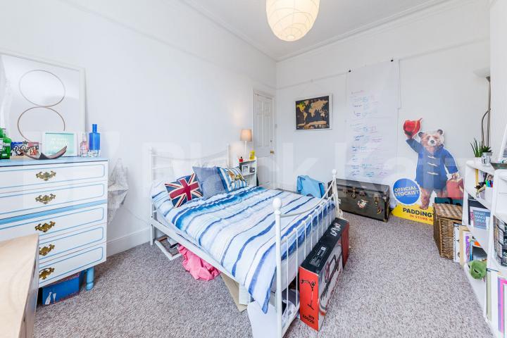 Arrange over 2 floors a recently painted and bright and airy 4 bedroom property Essex Road, Islington