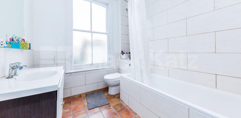 			4 Bedroom, 1 bath, 1 reception Flat			 Beacon Hill, CALEDONIAN ROAD-HOLLOWAY
