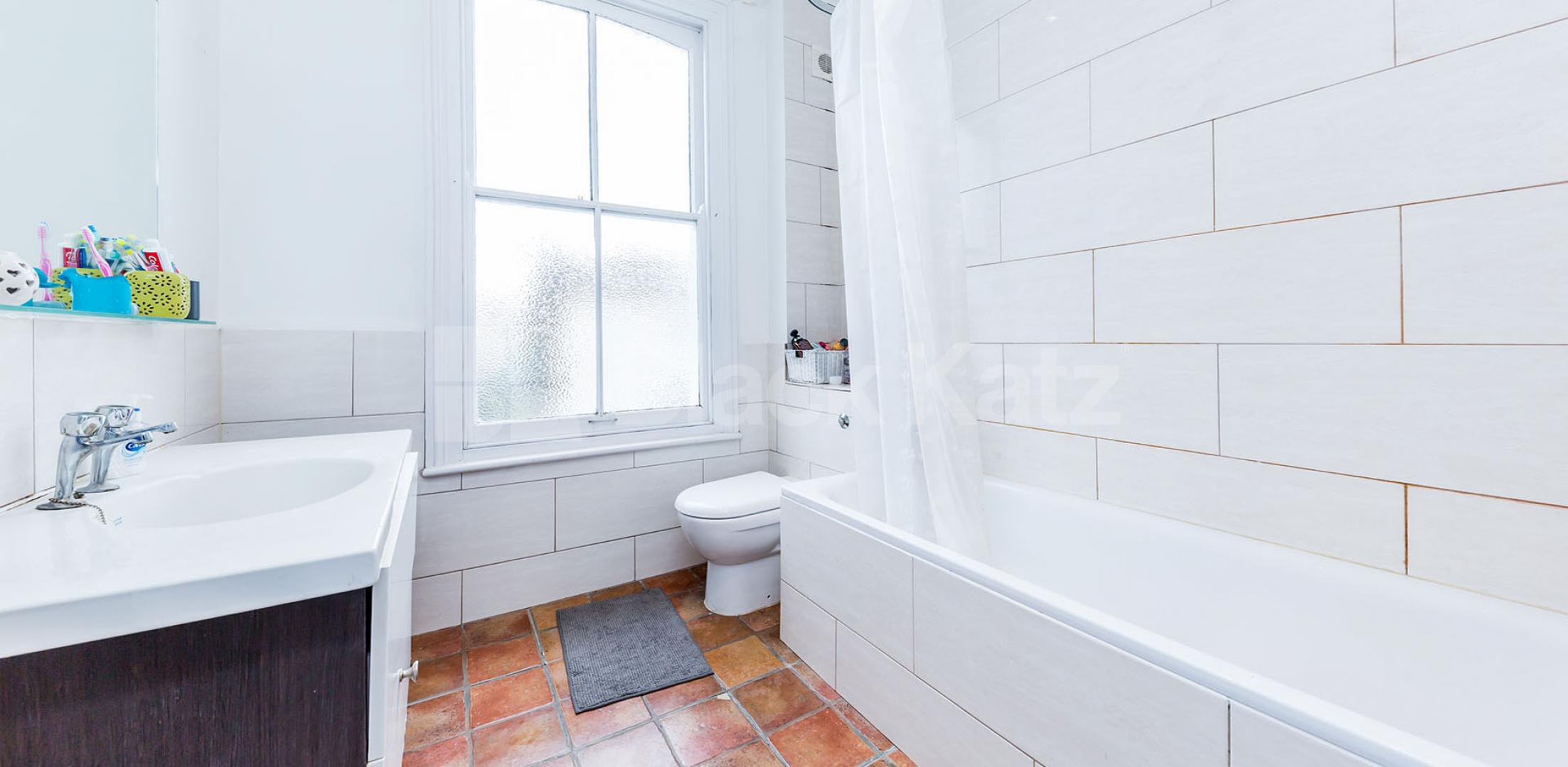 			3 Bedroom, 1 bath, 1 reception Flat			 Beacon Hill, CALEDONIAN ROAD-HOLLOWAY