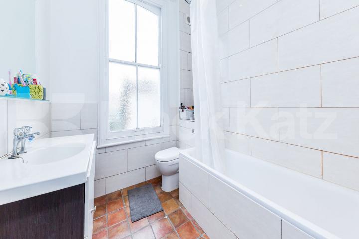 Large and spacious studio with fully integrated kitchen and large bathroom. Beacon Hill, Hillmarton Conservation Area 