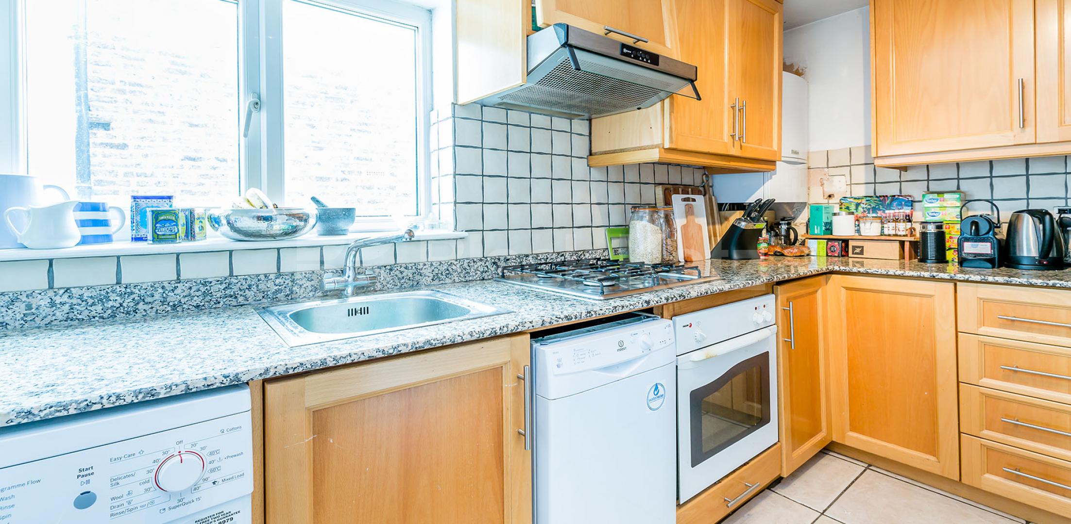 			SPACIOUS BRIGHT AND AIRY TWO BEDROOM APARTMENT, 2 Bedroom, 1 bath, 1 reception Flat			 Regina Road, FINSBURY PARK-STROUD GREEN 