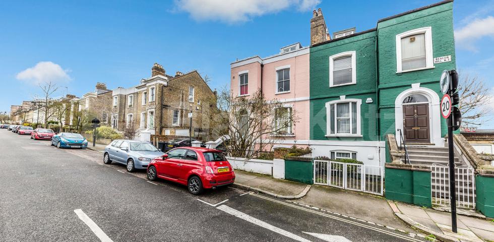 			3 Bedroom, 1 bath, 1 reception Flat			 Beacon Hill, CALEDONIAN ROAD-HOLLOWAY
