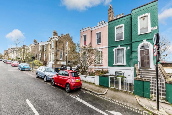 Large and spacious studio with fully integrated kitchen and large bathroom. Beacon Hill, Hillmarton Conservation Area 