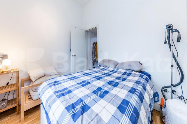 Bight 1 bedroom property located within a gated conversion with communal garden Camden Road, Tufnell Park 