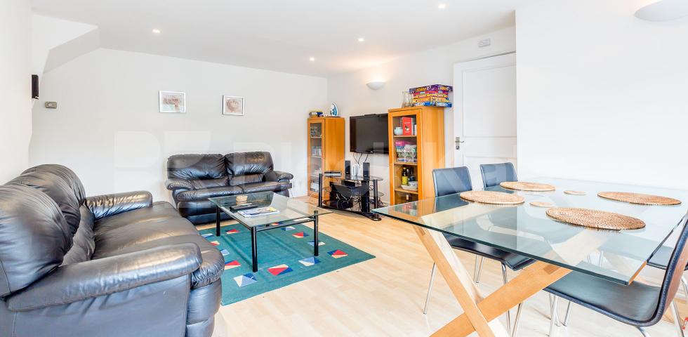			3 Bed maisonette with off street parking!, 3 Bedroom, 2 bath, 1 reception Maisonette			 The Causeway, East Finchley