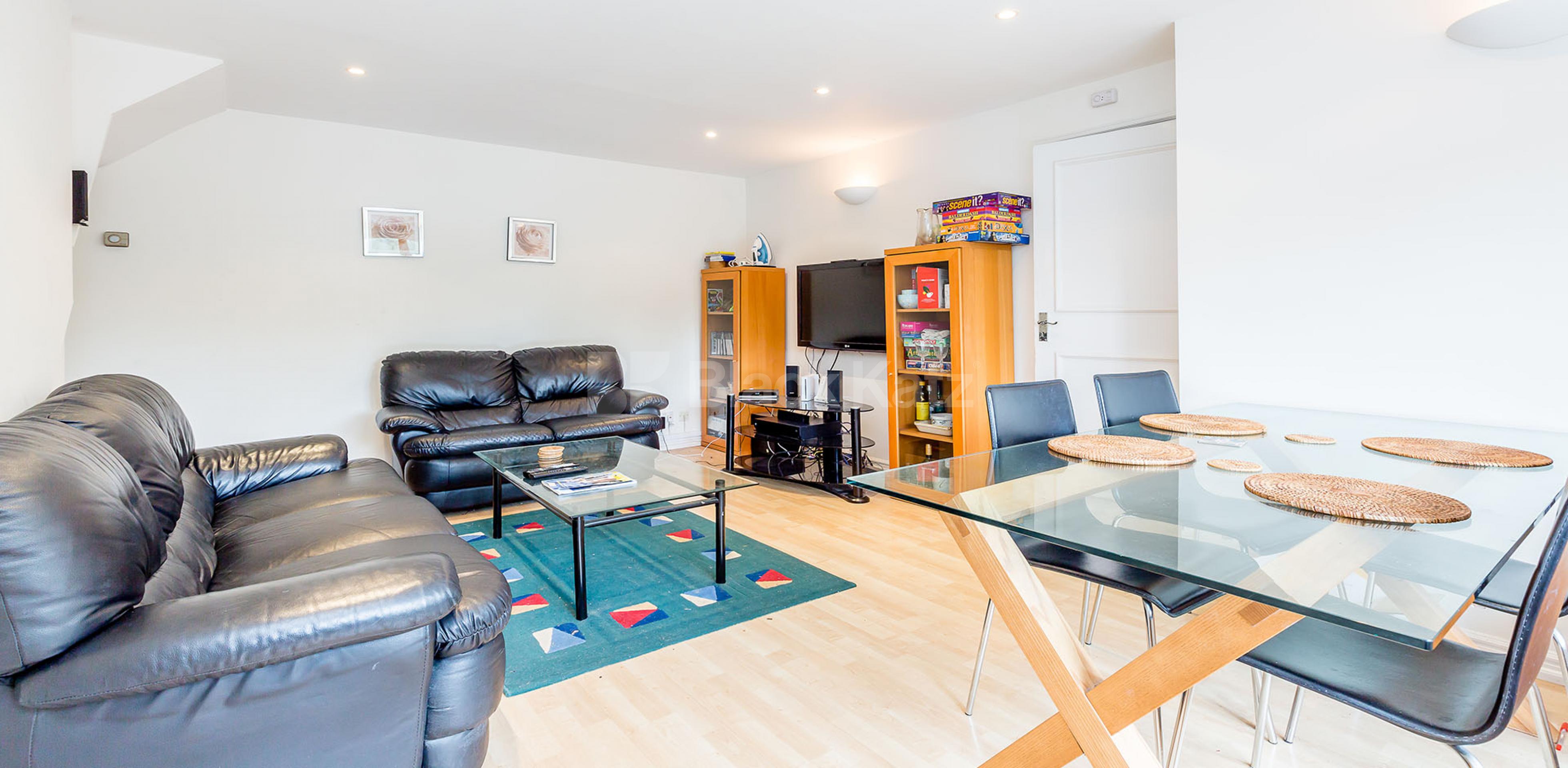 			3 Bed maisonette with off street parking!, 3 Bedroom, 2 bath, 1 reception Maisonette			 The Causeway, East Finchley N2