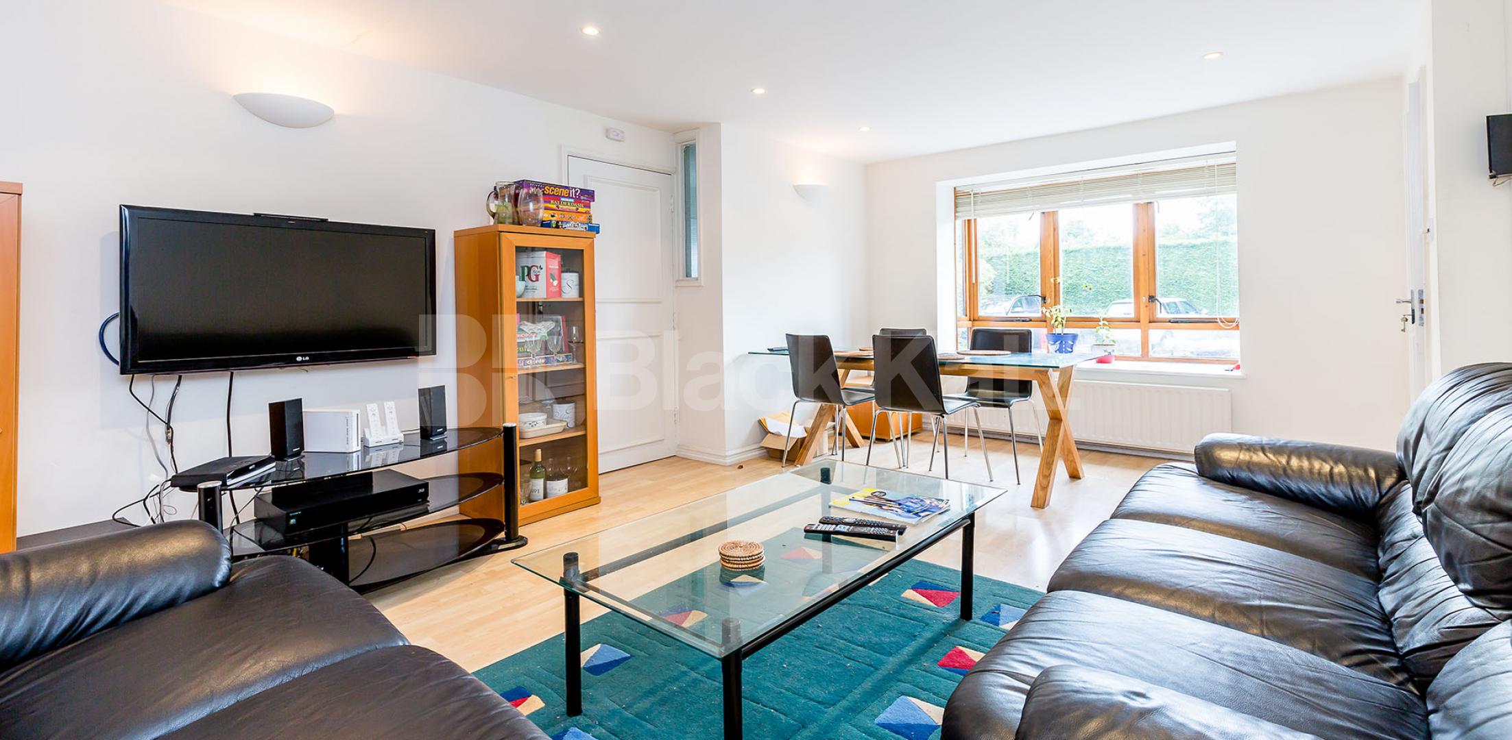 			3 Bed maisonette with off street parking!, 3 Bedroom, 2 bath, 1 reception Maisonette			 The Causeway, East Finchley