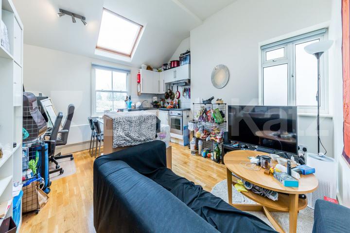 Bight 1 bedroom property located within a gated conversion with communal garden Camden Road, Tufnell Park 