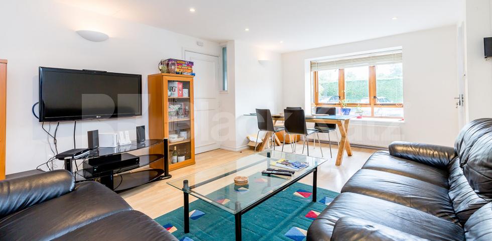 			3 Bed maisonette with off street parking!, 3 Bedroom, 2 bath, 1 reception Maisonette			 The Causeway, East Finchley