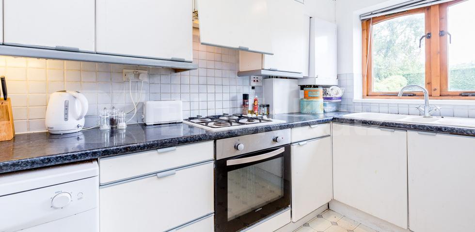 			3 Bed maisonette with off street parking!, 3 Bedroom, 2 bath, 1 reception Maisonette			 The Causeway, East Finchley