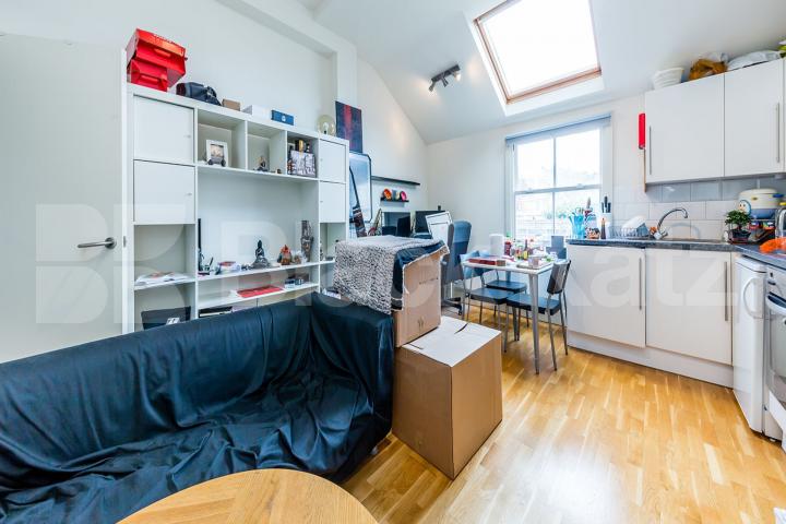 Bight 1 bedroom property located within a gated conversion with communal garden Camden Road, Tufnell Park 