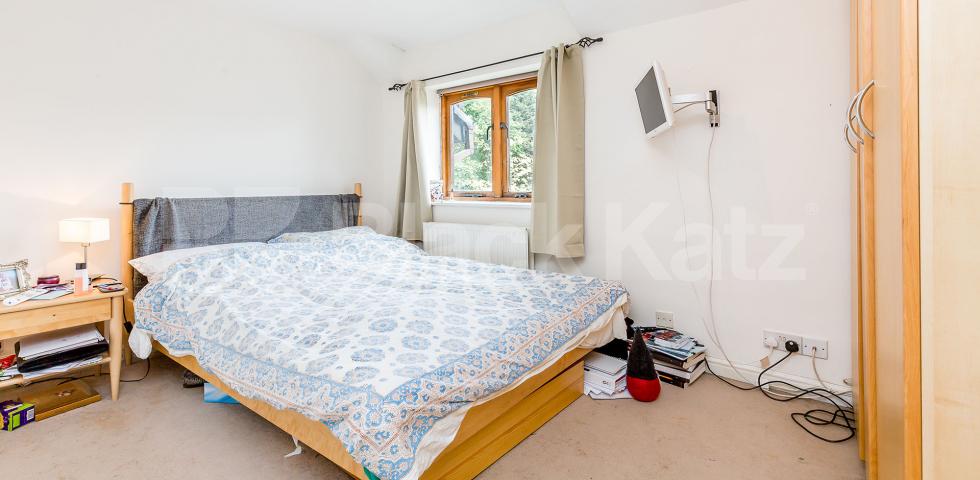			3 Bed maisonette with off street parking!, 3 Bedroom, 2 bath, 1 reception Maisonette			 The Causeway, East Finchley