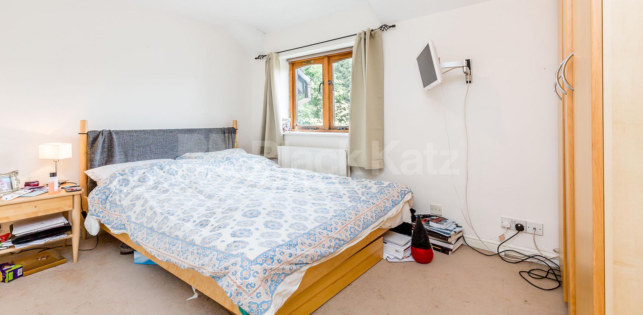 			3 Bed maisonette with off street parking!, 3 Bedroom, 2 bath, 1 reception Maisonette			 The Causeway, East Finchley