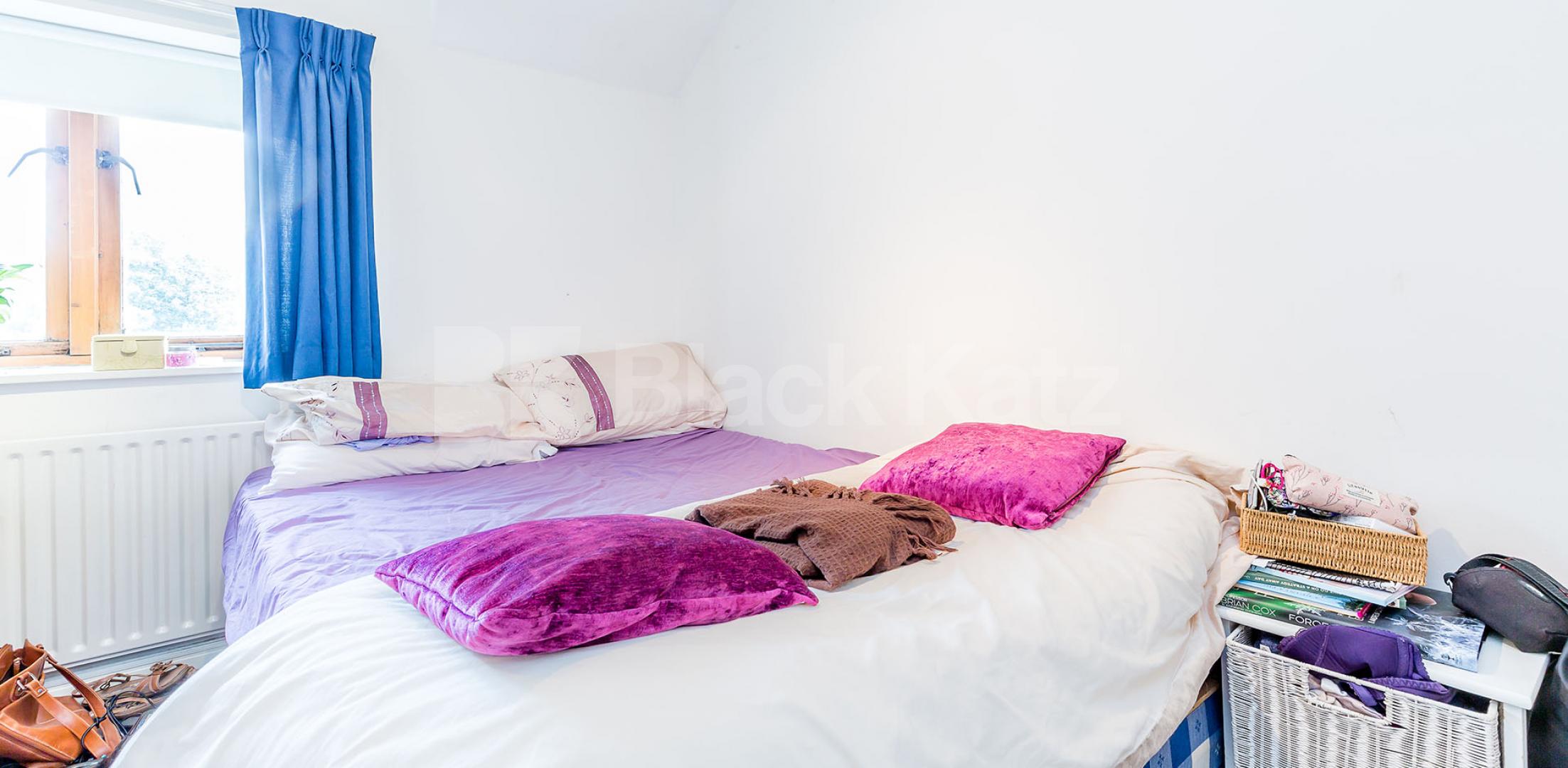 			3 Bed maisonette with off street parking!, 3 Bedroom, 2 bath, 1 reception Maisonette			 The Causeway, East Finchley