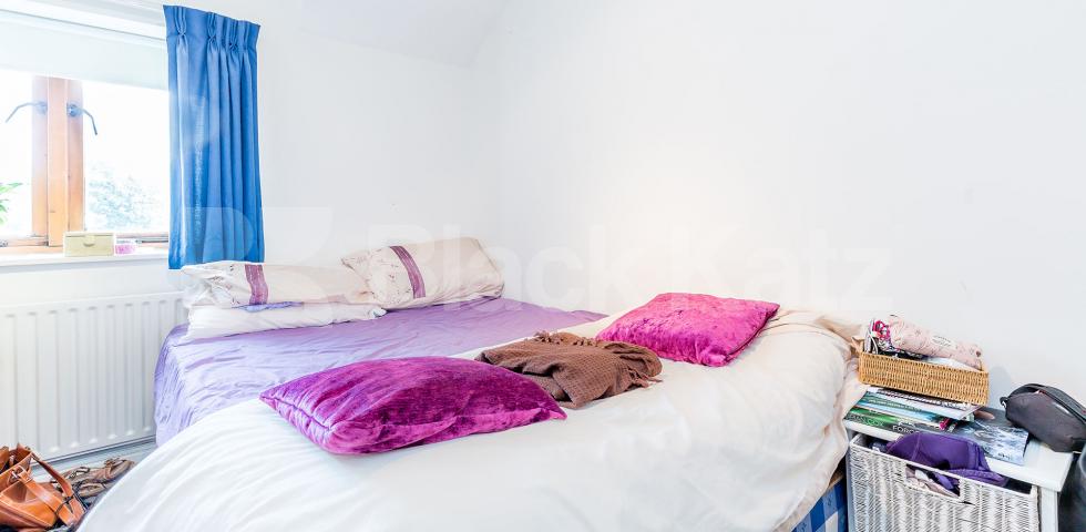 			3 Bed maisonette with off street parking!, 3 Bedroom, 2 bath, 1 reception Maisonette			 The Causeway, East Finchley