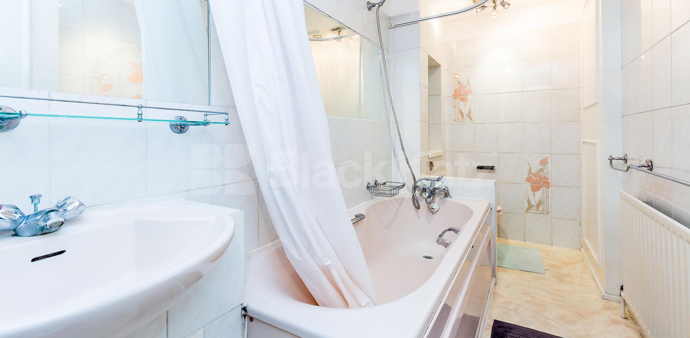 			3 Bed maisonette with off street parking!, 3 Bedroom, 2 bath, 1 reception Maisonette			 The Causeway, East Finchley