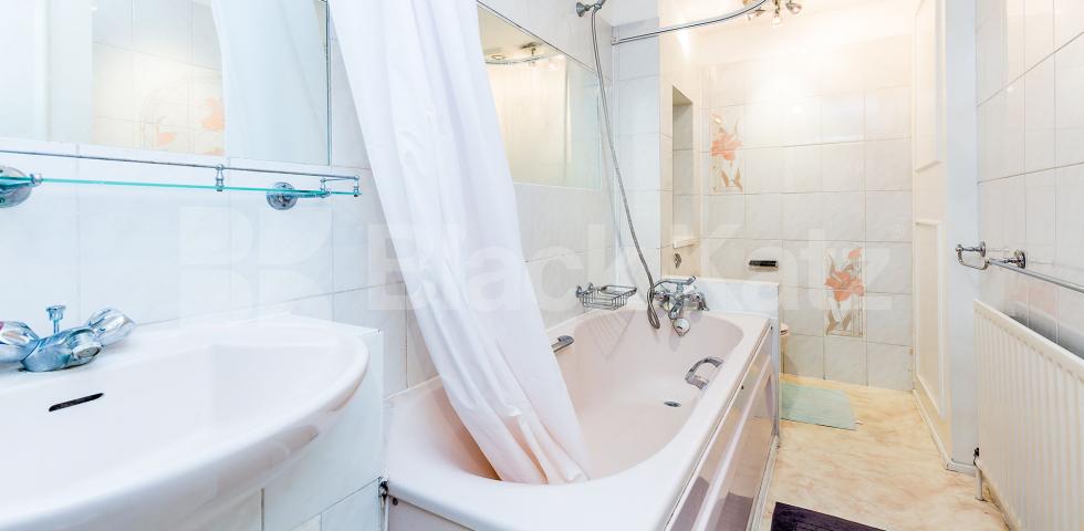 			3 Bed maisonette with off street parking!, 3 Bedroom, 2 bath, 1 reception Maisonette			 The Causeway, East Finchley