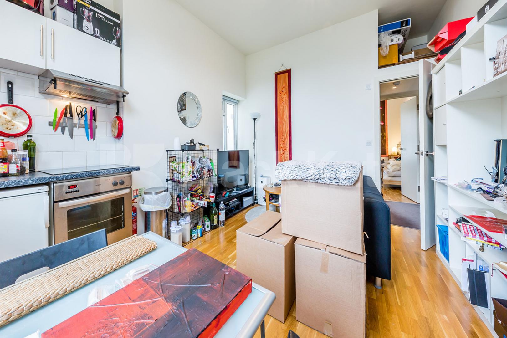 Bight 1 bedroom property located within a gated conversion with communal garden Camden Road, Tufnell Park 