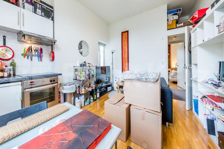 Bight 1 bedroom property located within a gated conversion with communal garden Camden Road, Tufnell Park 