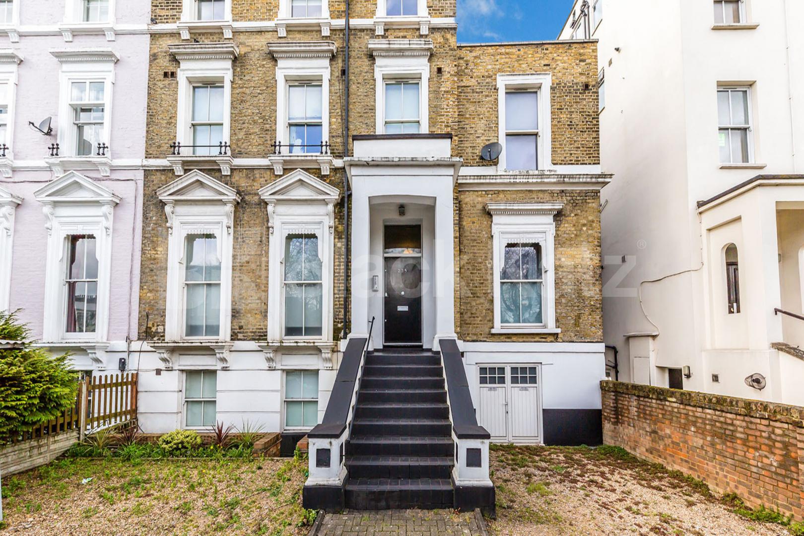 Bight 1 bedroom property located within a gated conversion with communal garden Camden Road, Tufnell Park 