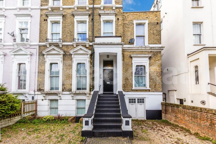 Bight 1 bedroom property located within a gated conversion with communal garden Camden Road, Tufnell Park 