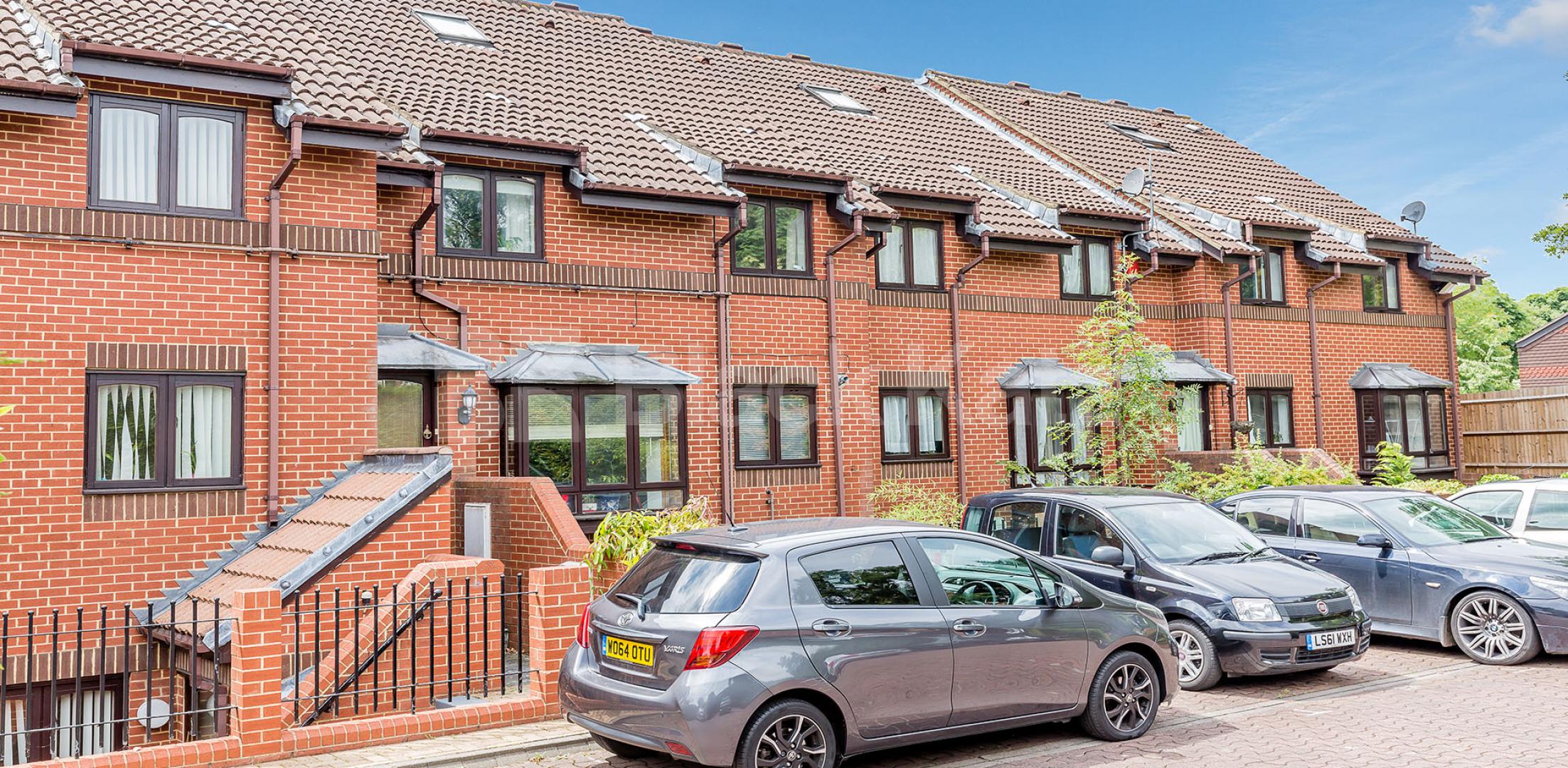 			3 Bed maisonette with off street parking!, 3 Bedroom, 2 bath, 1 reception Maisonette			 The Causeway, East Finchley