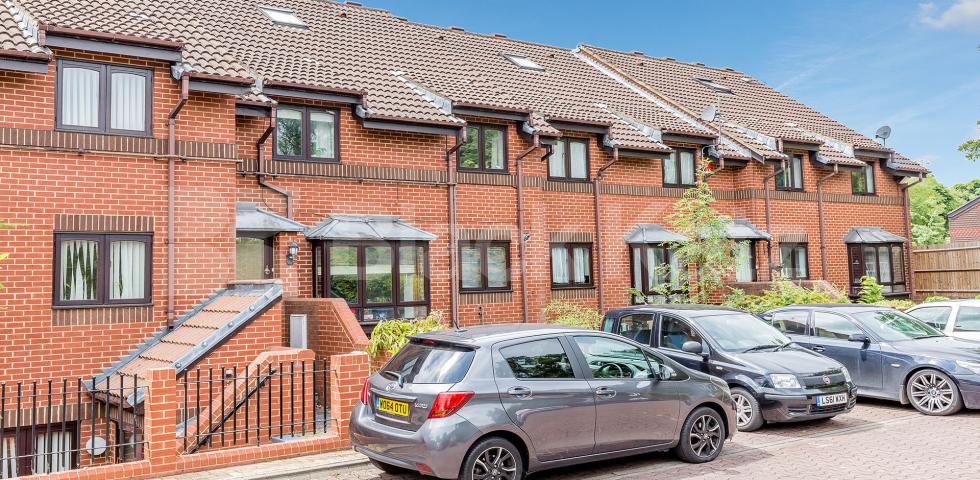 			3 Bed maisonette with off street parking!, 3 Bedroom, 2 bath, 1 reception Maisonette			 The Causeway, East Finchley