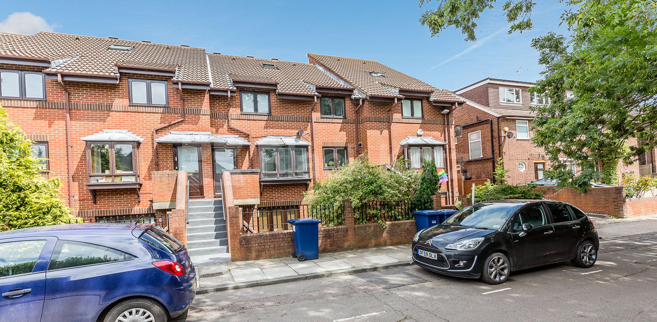 			3 Bed maisonette with off street parking!, 3 Bedroom, 2 bath, 1 reception Maisonette			 The Causeway, East Finchley
