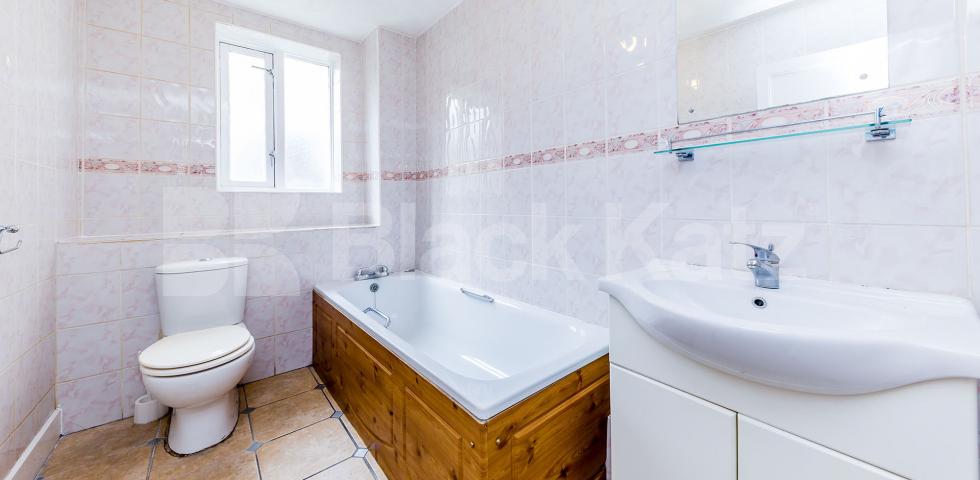 			AVAILABLE NOW!, 2 Bedroom, 1 bath, 1 reception Apartment			 Northampton Street, Essex Road