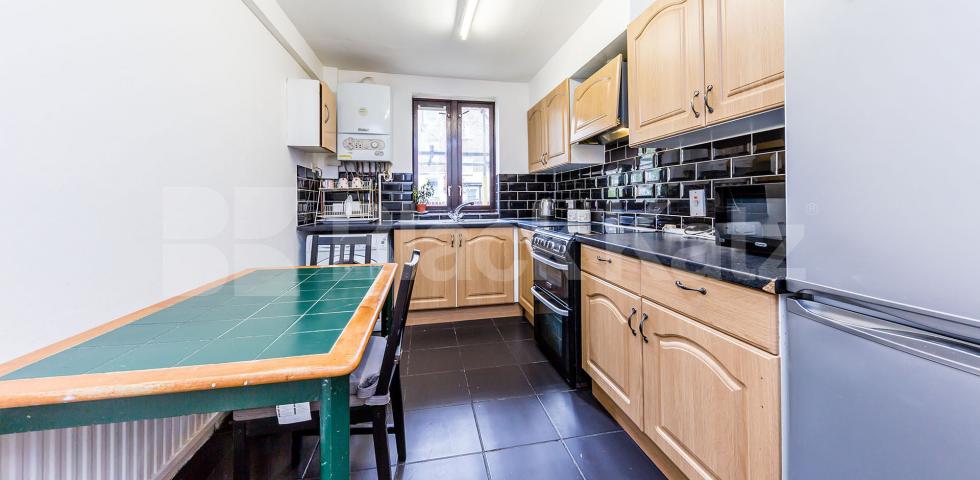 			4 Bedroom, 1 bath, 1 reception Apartment			 Richmond Grove N1, ISLINGTON