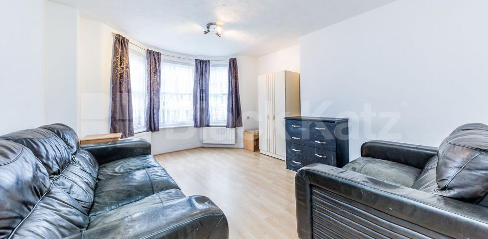 			4 Bedroom, 1 bath, 1 reception Apartment			 St. Peter Street, ANGEL- ESSESX ROAD