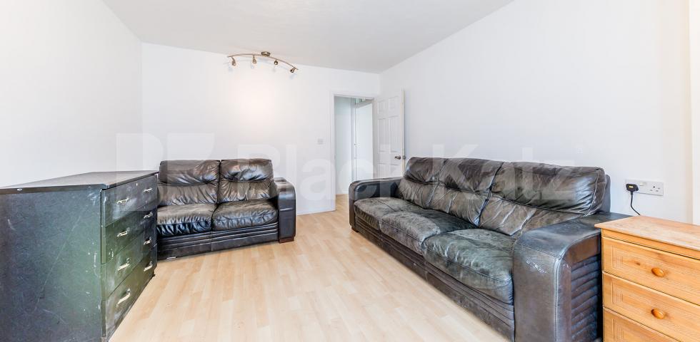 			4 Bedroom, 1 bath, 1 reception Apartment			 Richmond Grove N1, ISLINGTON