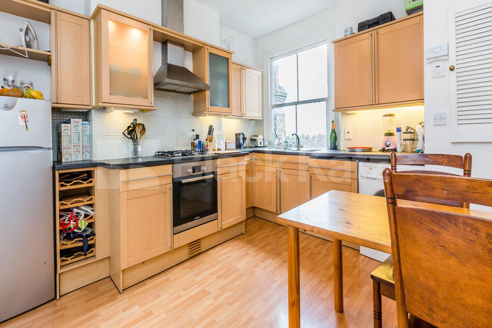 5 bedroom house located 0.3 miles from a Piccadilly line Hampden Road, Haringey