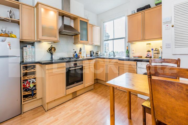 5 bedroom house located 0.3 miles from a Piccadilly line Hampden Road, Haringey