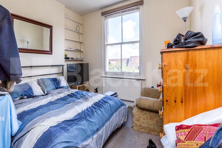 5 bedroom house located 0.3 miles from a Piccadilly line Hampden Road, Haringey