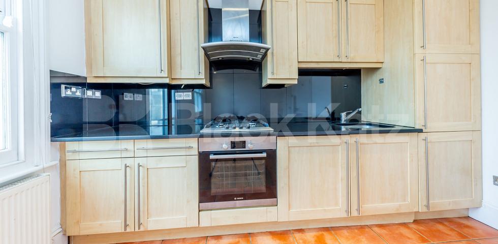 			BEAUTIFUL PERIOD CONVERSION WITH A TERRACE, 1 Bedroom, 1 bath, 1 reception Flat			 Tollington Way, HOLLOWAY