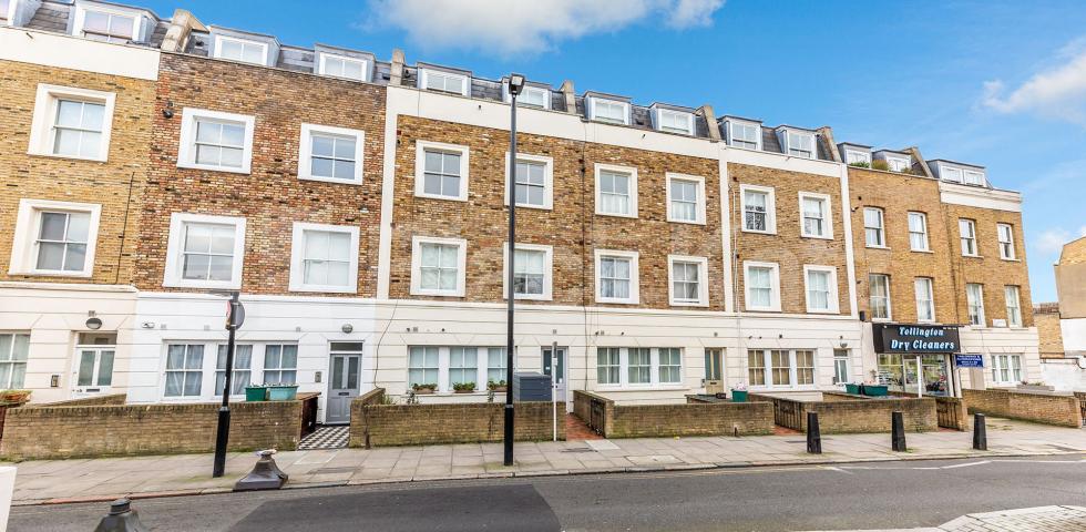 			BEAUTIFUL PERIOD CONVERSION WITH A TERRACE, 1 Bedroom, 1 bath, 1 reception Flat			 Tollington Way, HOLLOWAY